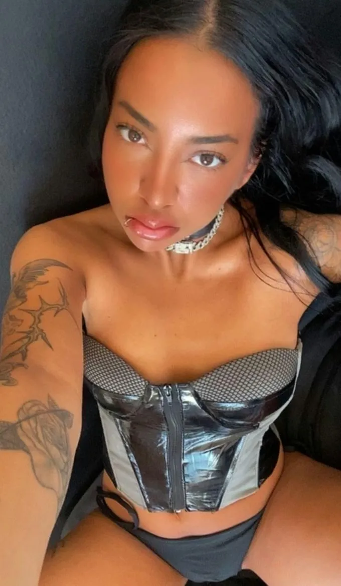 20F France Les jambes sont ouvertes, tu veux les élargir davantage ?