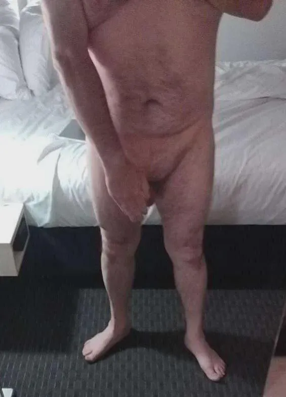 (43) (m) dad bod mirror shot