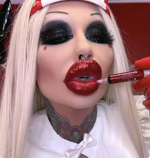 on my way to my fillersession for new big lips and facefillers ..