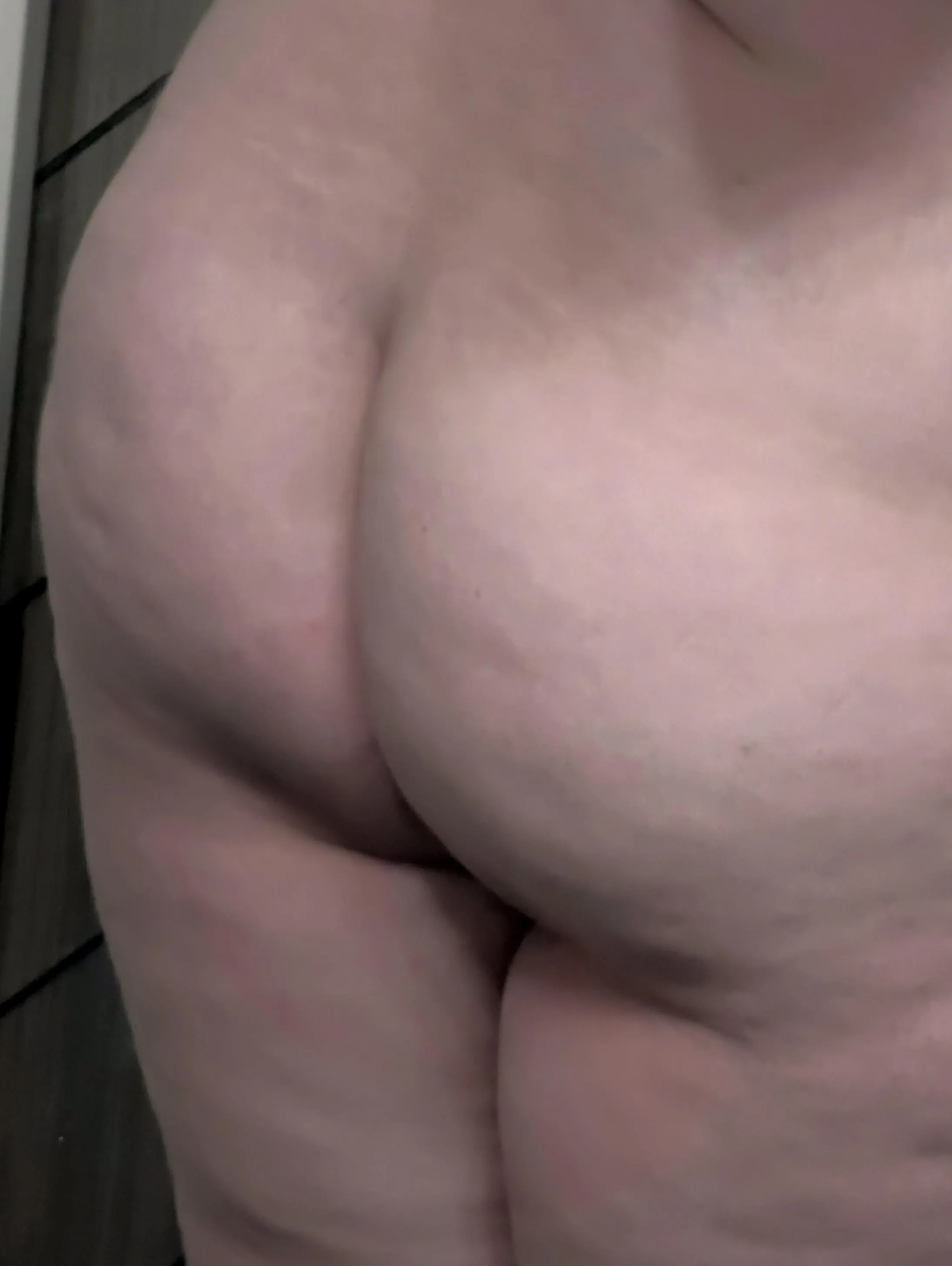 Finally managed to get a good booty shot in the mirror. What would we do first? 🤤