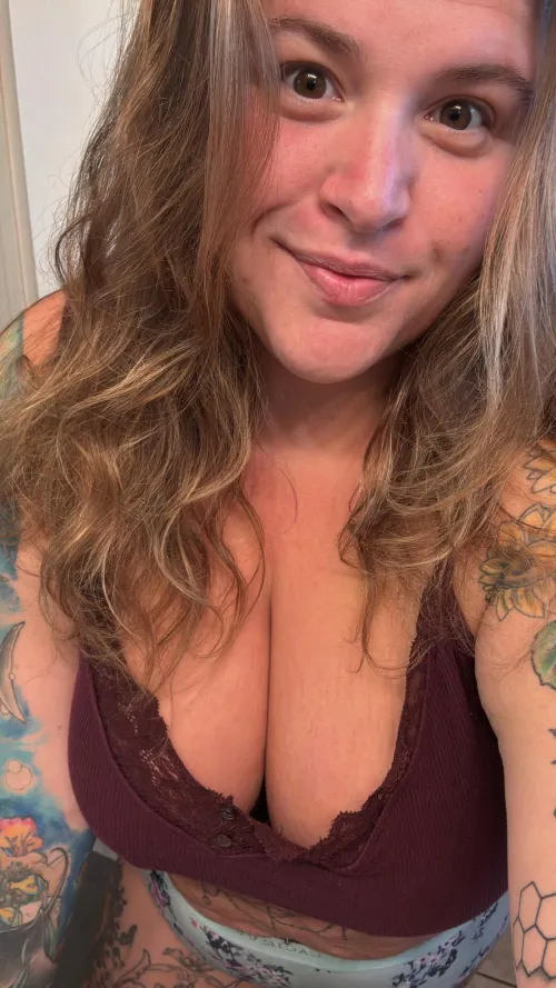 Flirtatious bbw covered in tattoos, happy Friday!