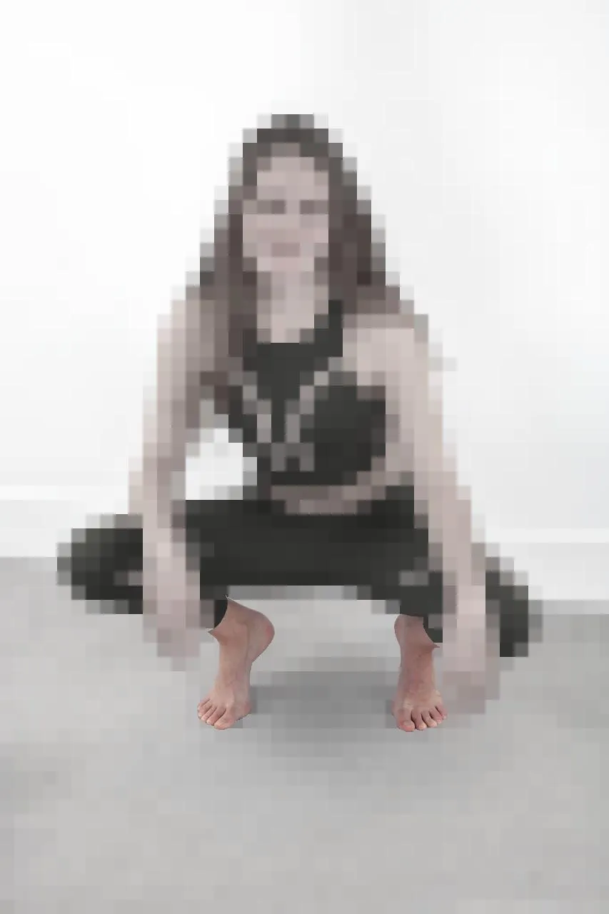 look past the pretty girl and worship her sexy feet