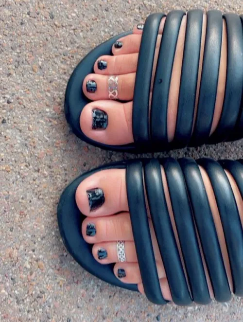 toes look shiny 💦 wanna make them more wet 👀 [oc]