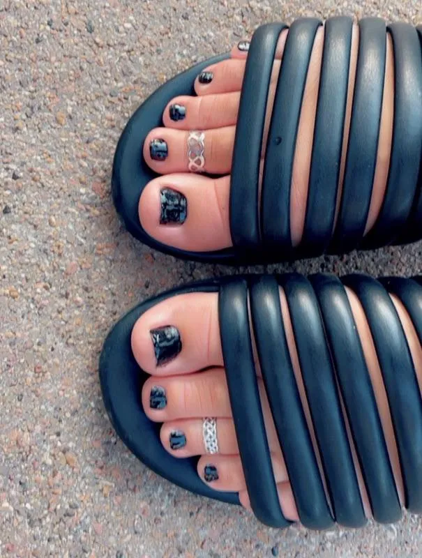 toes look shiny 💦 wanna make them more wet 👀 [oc]