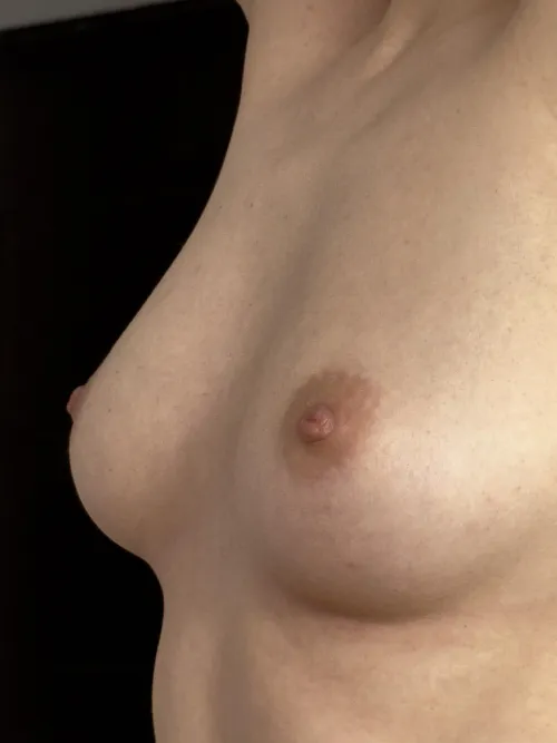 Who knows how to suck nipples ?