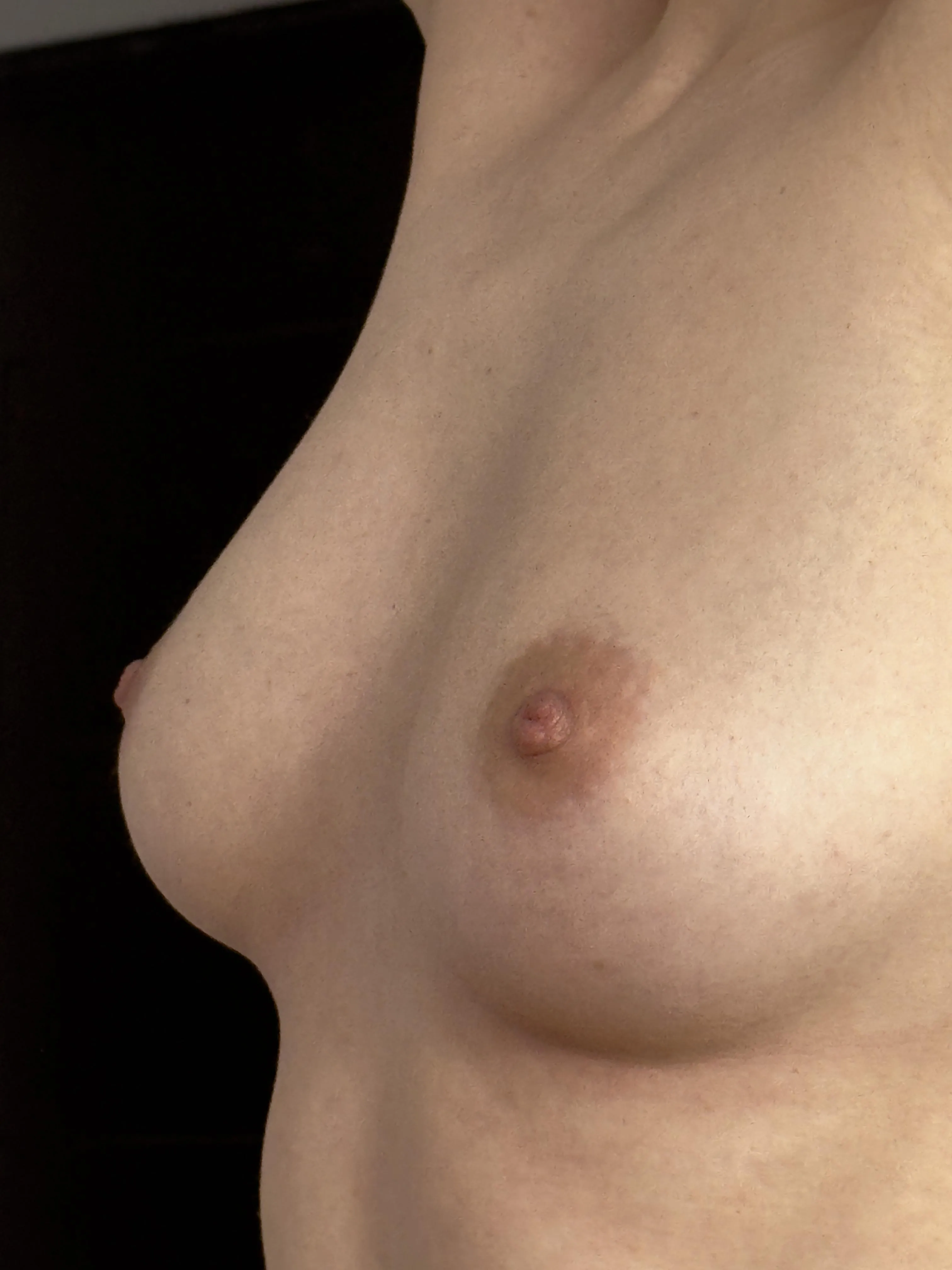 Who knows how to suck nipples ?