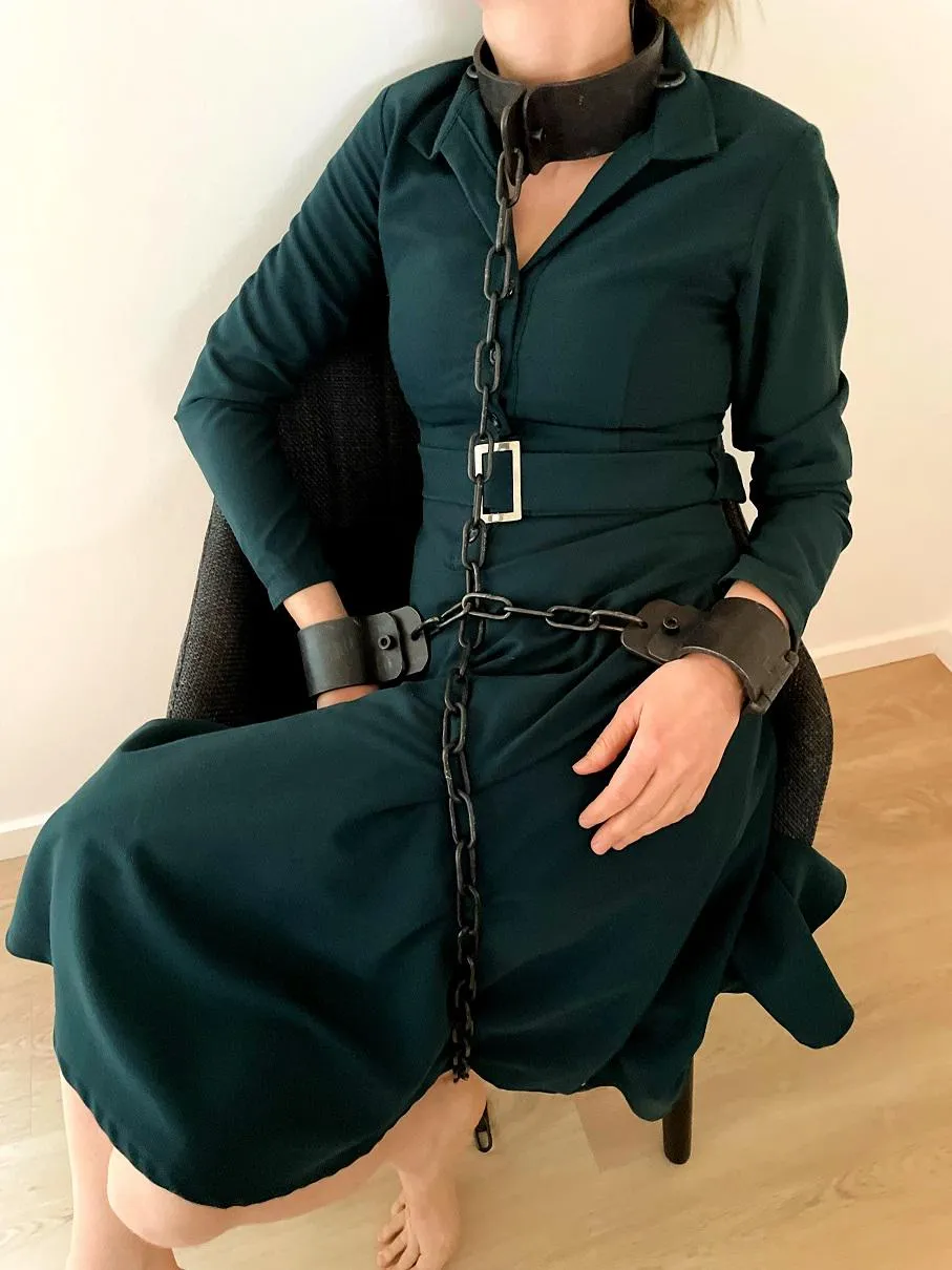 Selfbondage in dark shackles