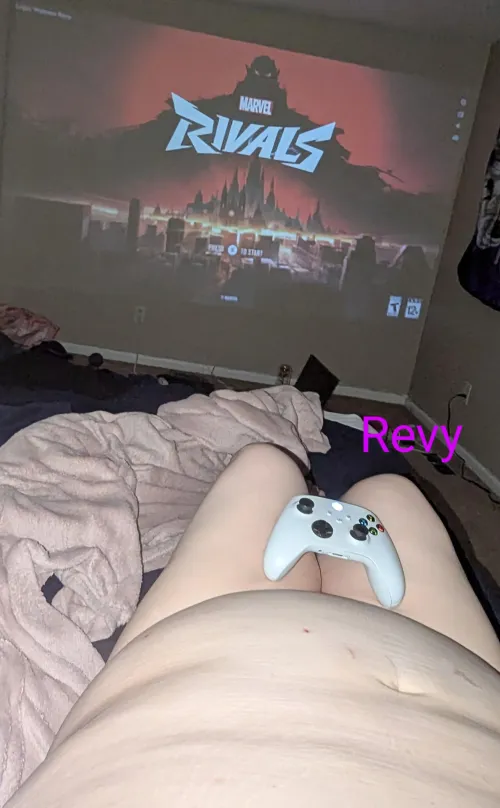 Eat me while I play the game 🥵