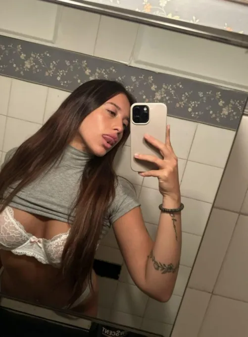 F20 [F4M] Looking for interested man that is willing to be my daddy