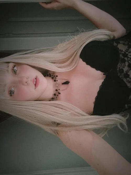 Follow me if you think i'm pretty @darilyah_