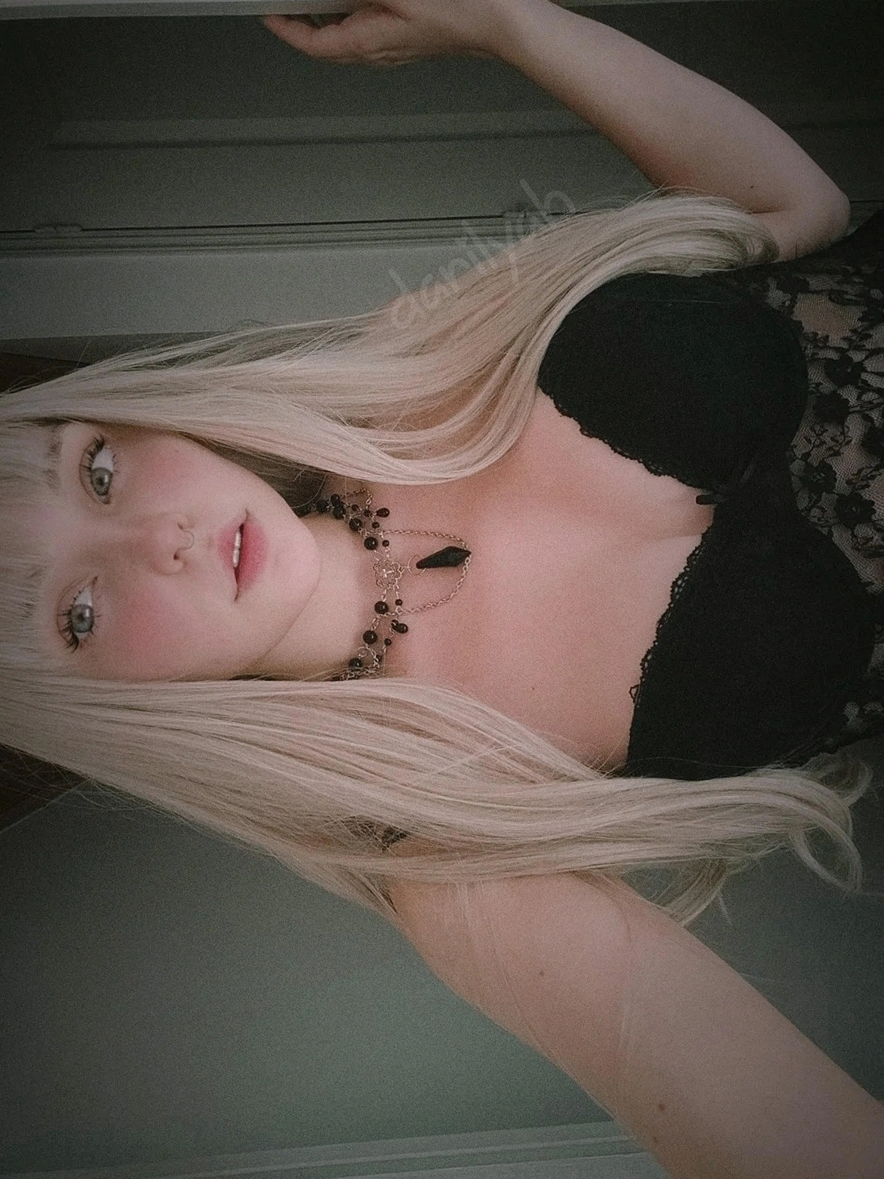 Follow me if you think i'm pretty @darilyah_