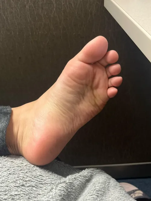[oc] come lick my feet under my work desk🤭