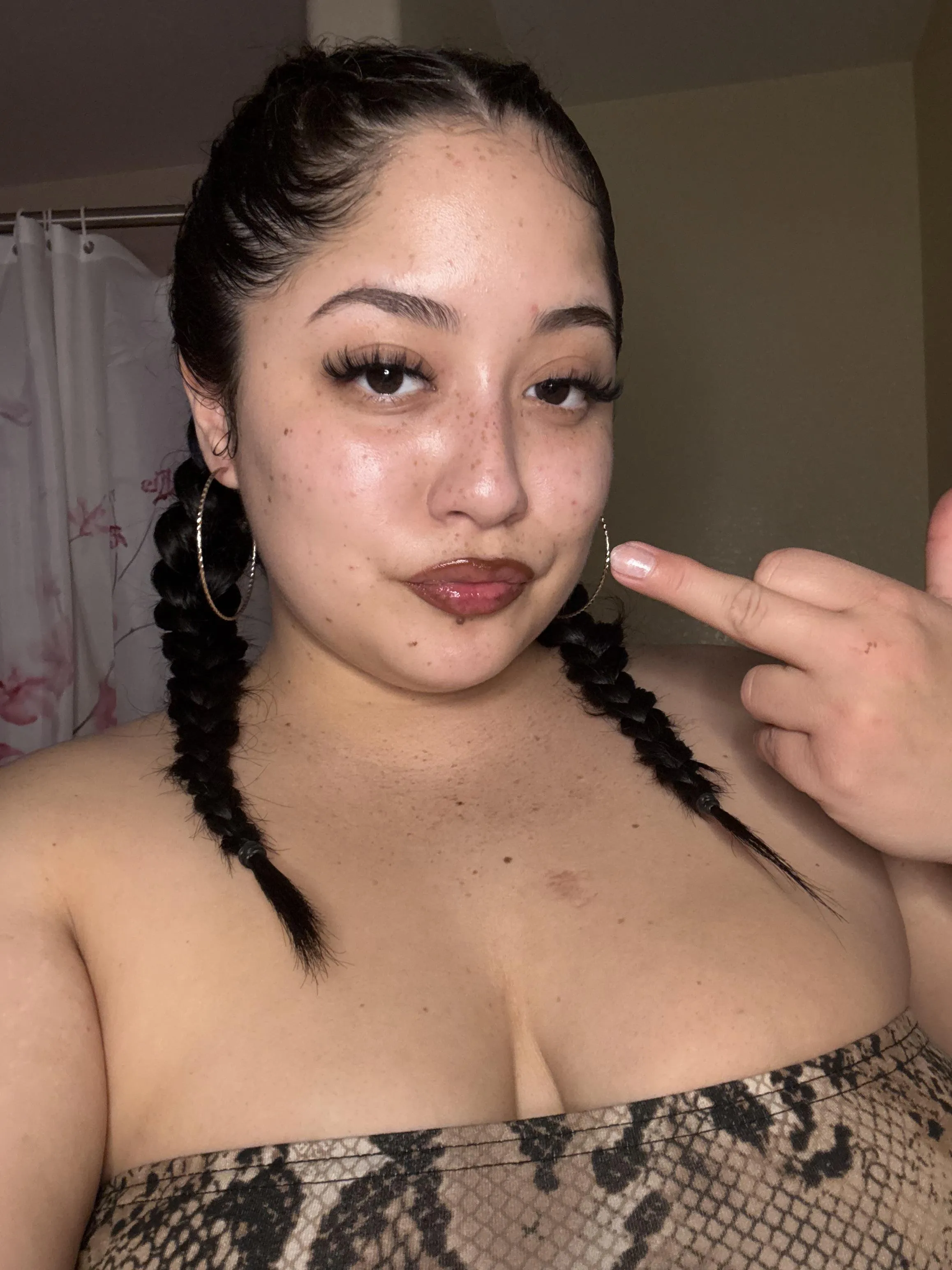 The easiest thing I did all day is make you goon over my finger. Ofc my natural beauty played a part too ;)