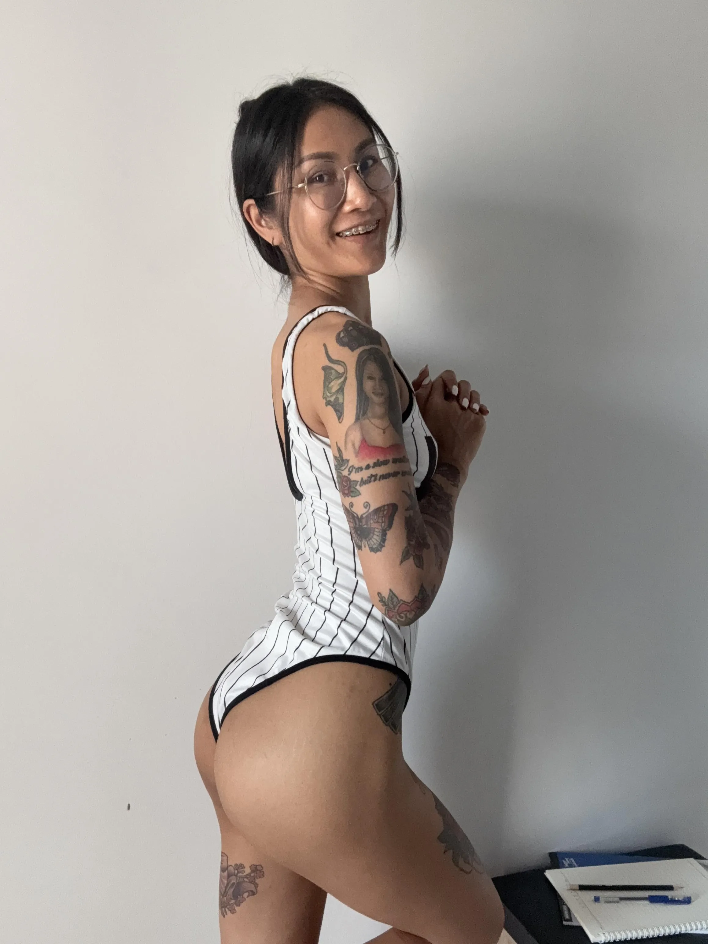 Ziehst du mir den Bodysuit aus oder Fickst du mich so?