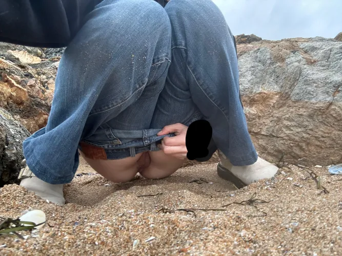 24 (F4M) horny pussy pissing at beach