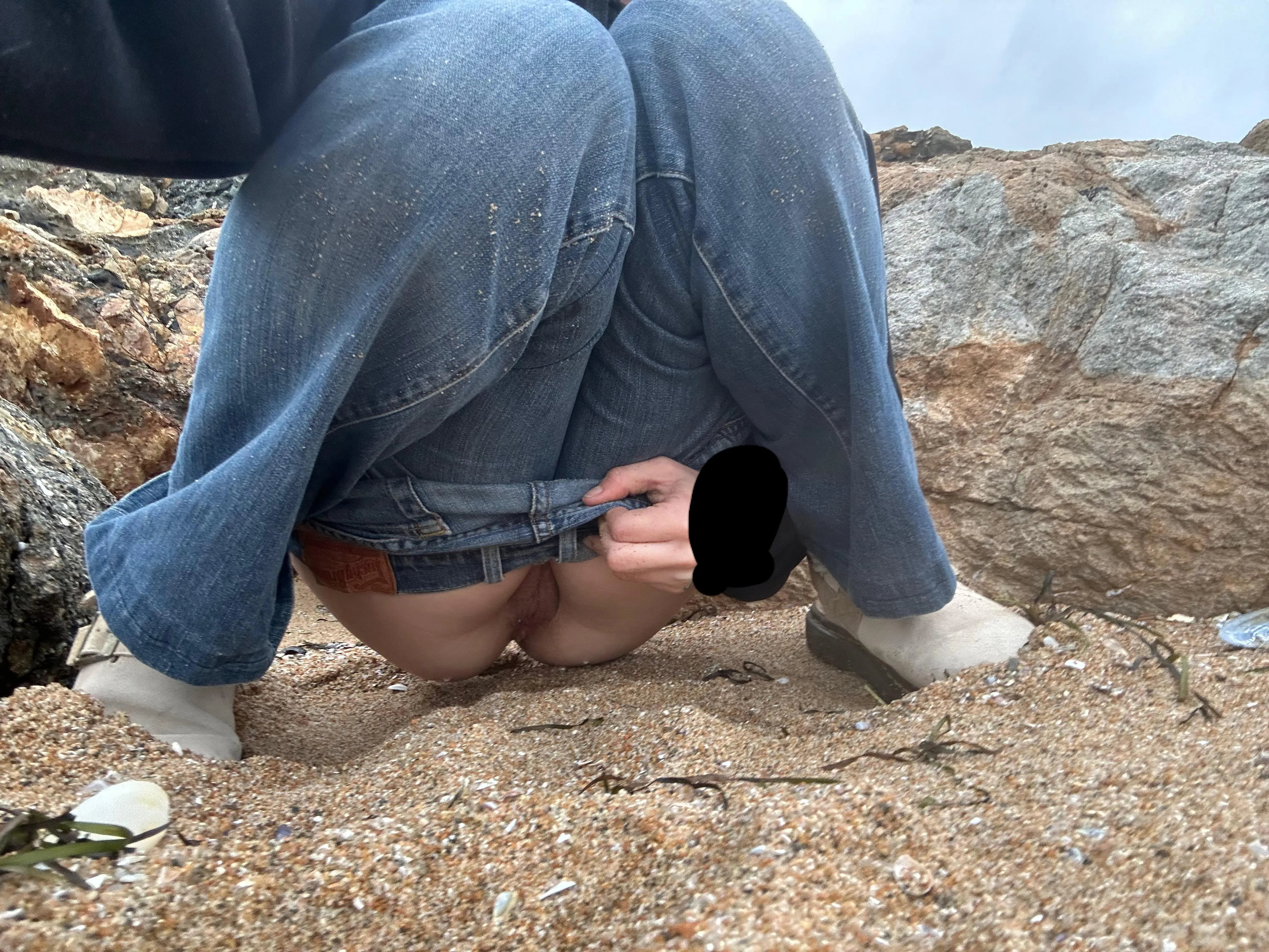 24 (F4M) horny pussy pissing at beach