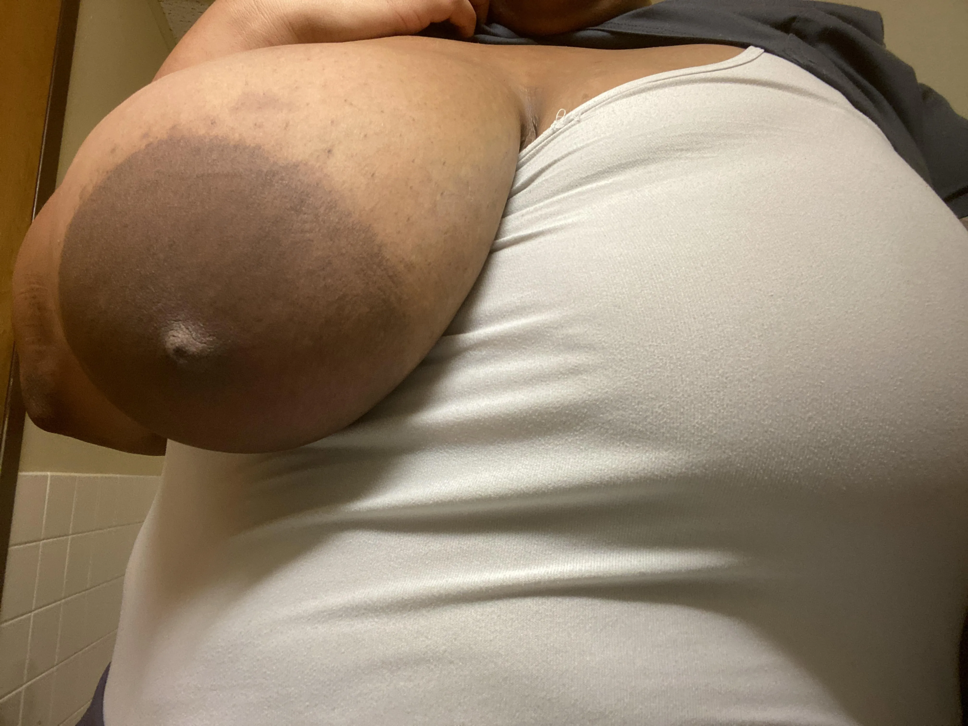 A quick peek for Titty Tuesday🥰