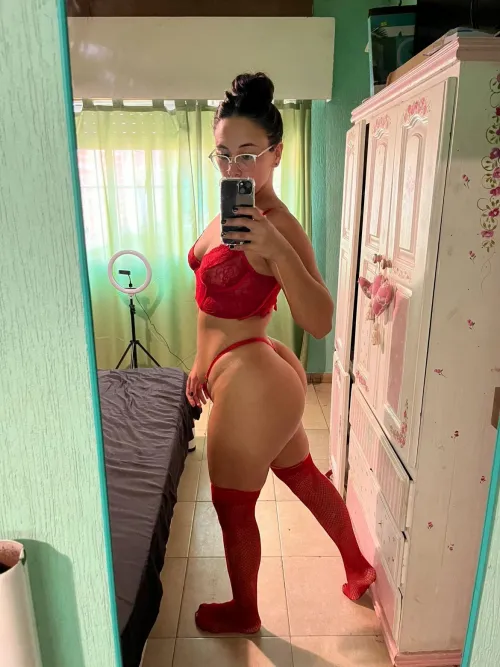 I'm such a cheating wife. I love showing off my body to other men, just so they'll push me to cheat even more. 😏🌶️