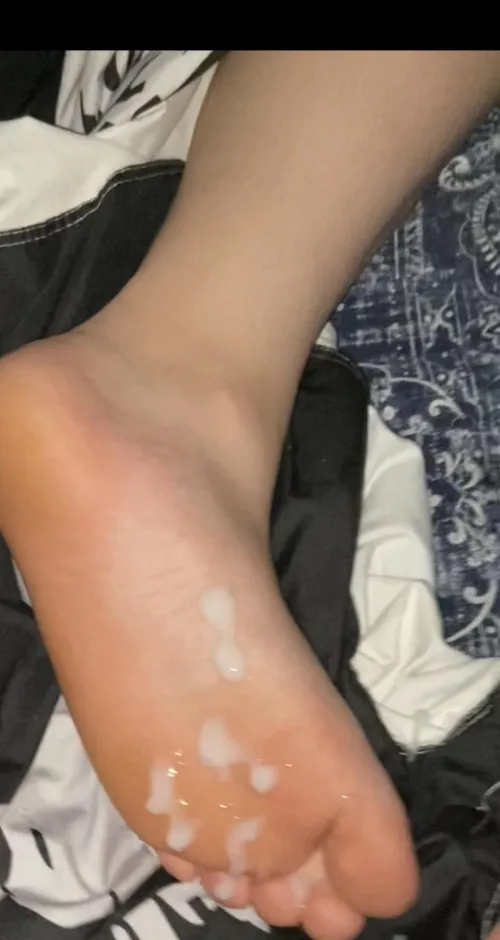 Throwback to the first time I ever had cum on my feet! DMs open if you’d like to chat! Sorry for the quality!