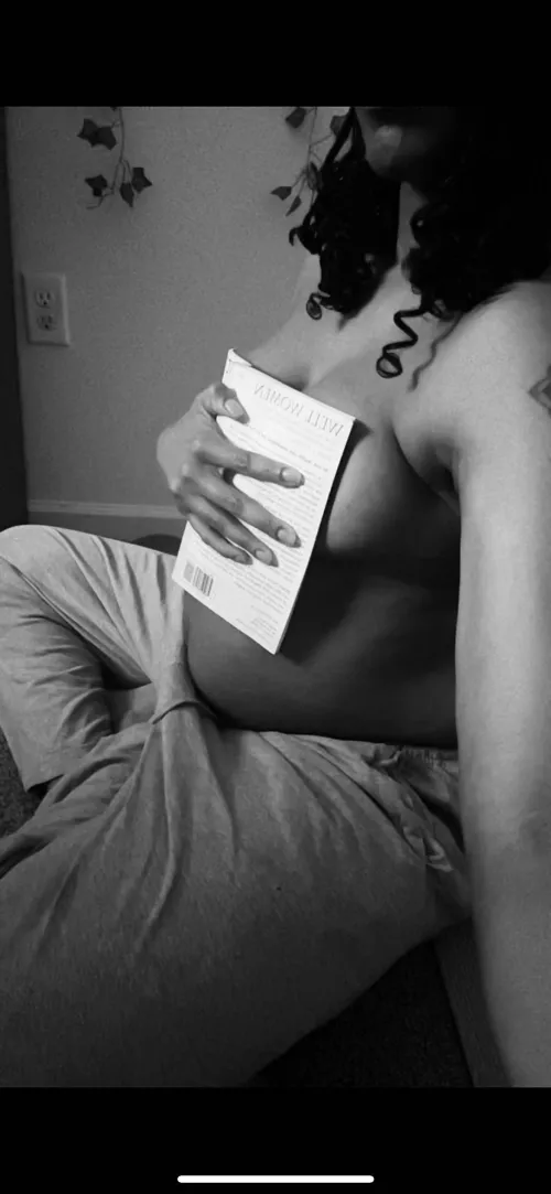 Book and Boob trend featuring Belly 🥰🤰🏽