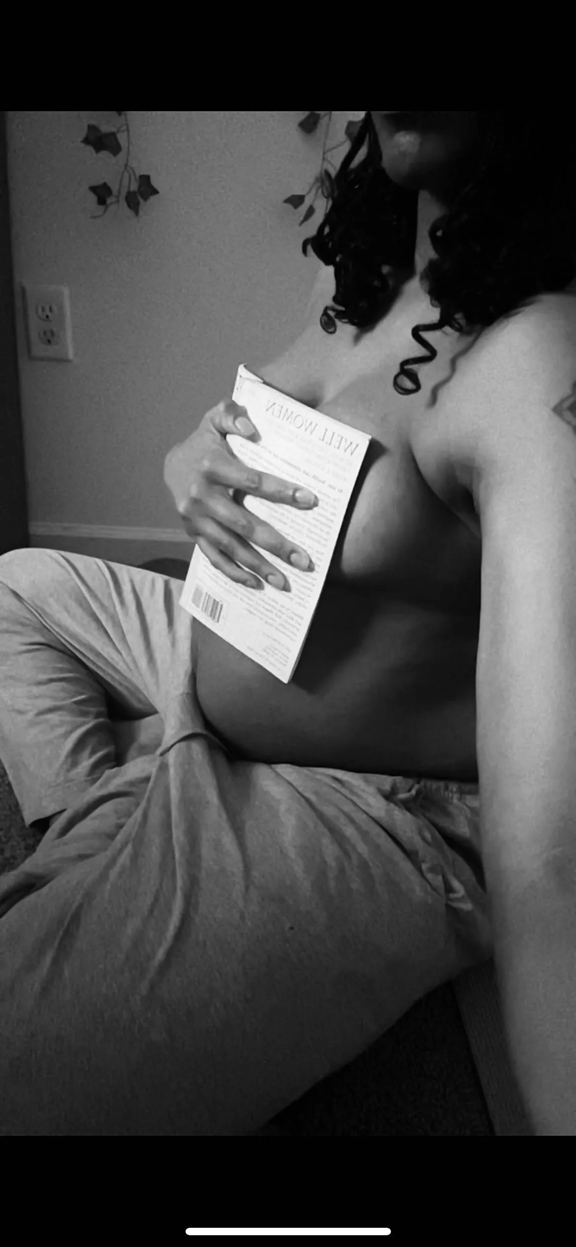 Book and Boob trend featuring Belly 🥰🤰🏽