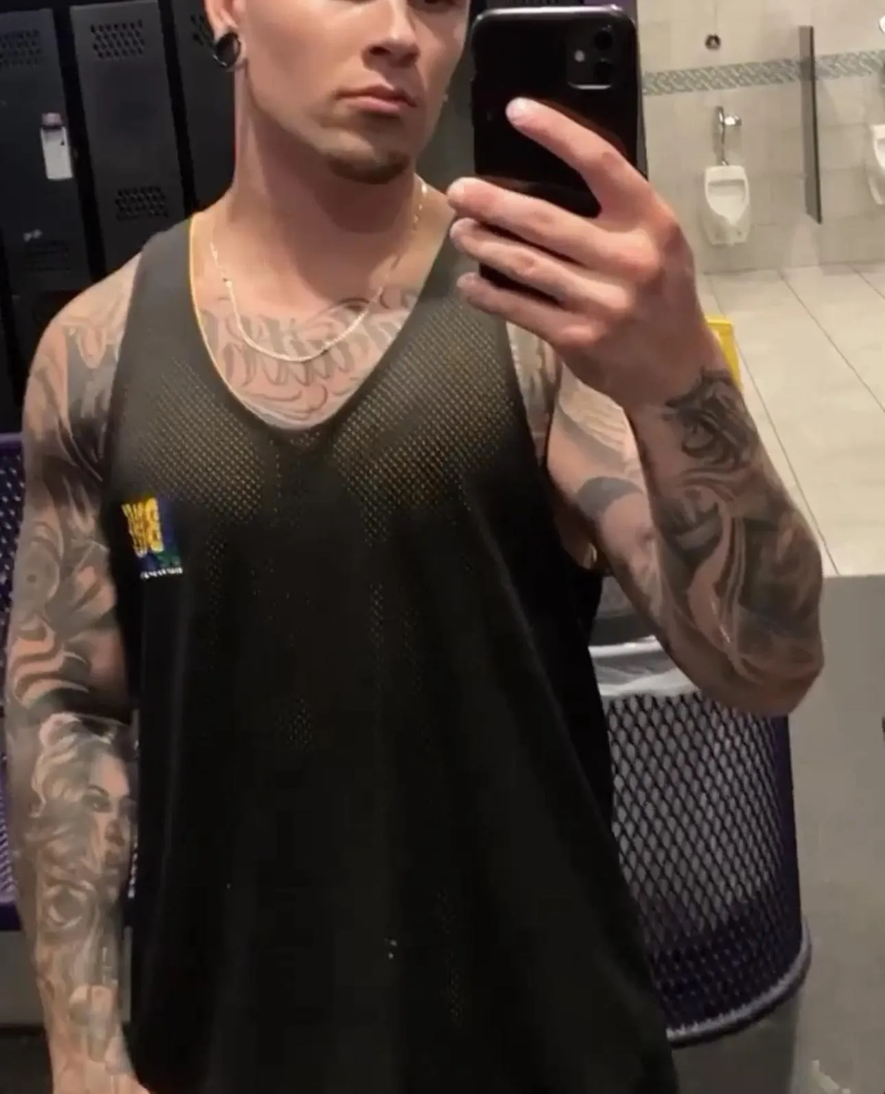 Hung & looking for fun! Hotwives, couples, sexy singles & MILFs