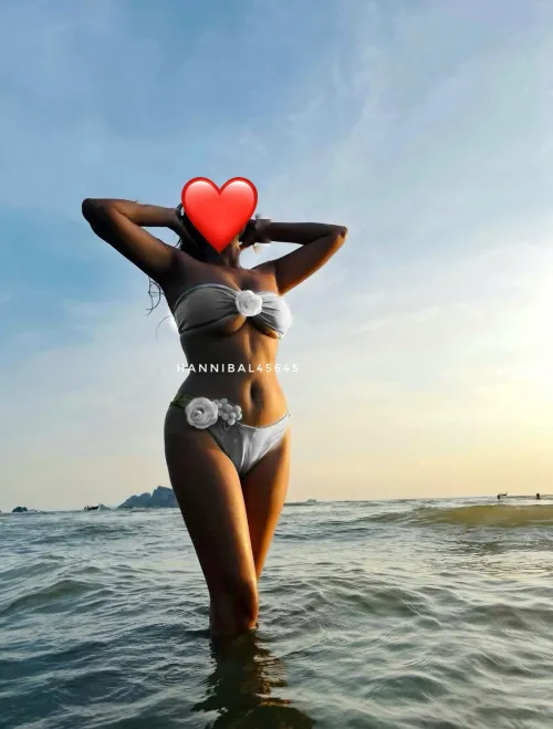 Missed us? Been to thailand for month so inactive , but u can enjoy her pussy line as everyone enjoy on the beach ❤️  (couple)