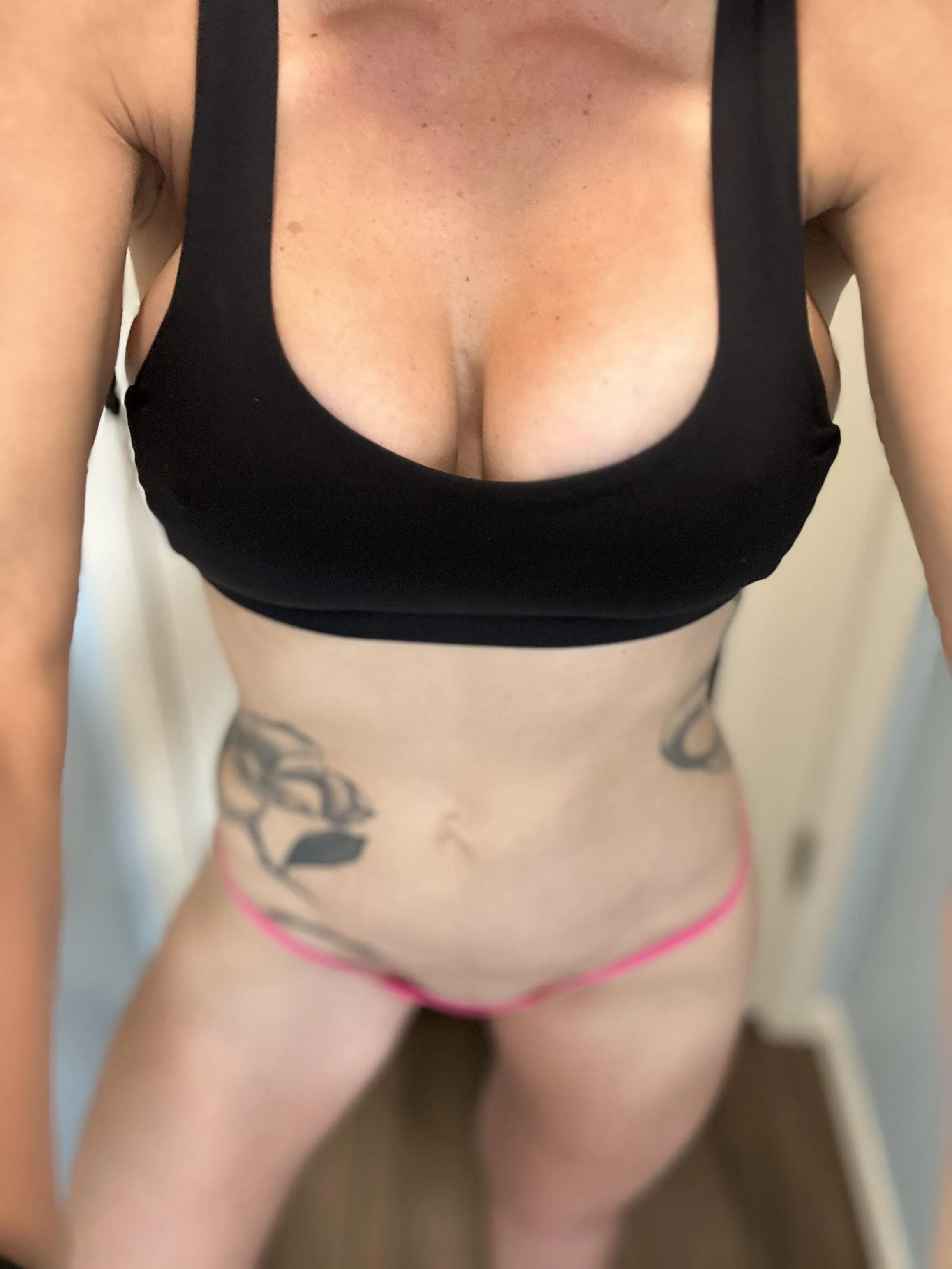 Jerking off to my tummy is fine [f]