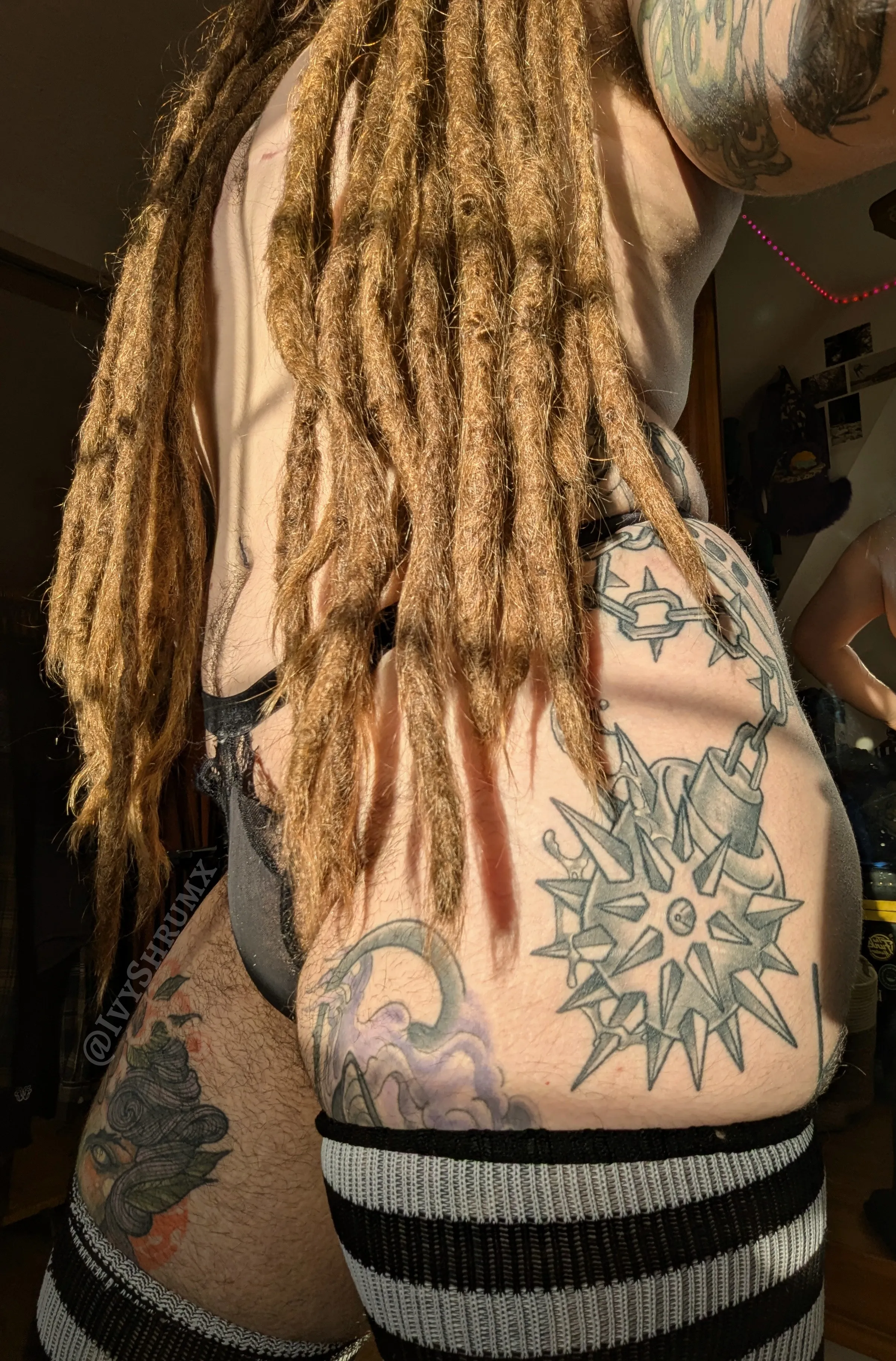 Love how the sun kisses my body hair