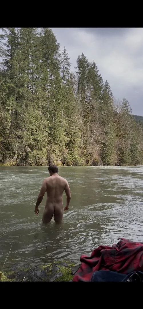 Was feeling artsy during my cold plunge 😌