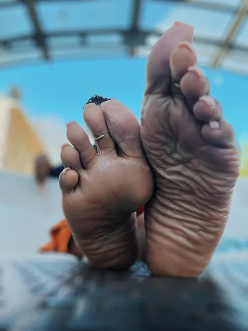 Don’t be bashful now that we’re outside baby……lick my big wrinkly soles shamelessly…