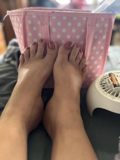 Freshly painted toes on foot fetish Friday 👀