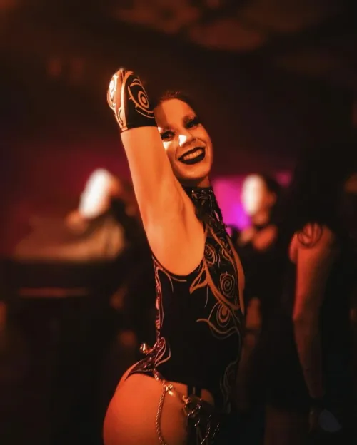 I let everyone at the club smack my thick vegan ass 😈