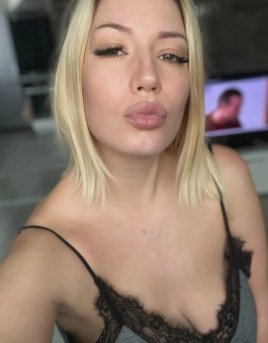 i look really hot here, do you agree? 22F