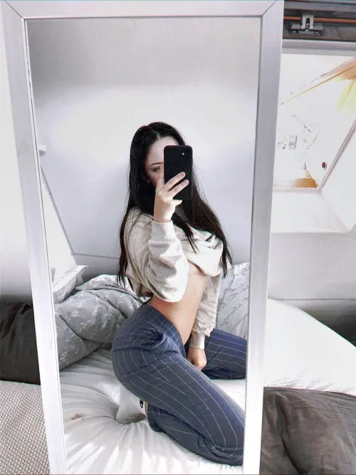 I'm starting to like mirror selfies they weren't really my thing but i really like this one, also just noticed i added a little weight in my butt but i'm also getting fatter in general, i might have to start working out but i'm hoping my body is stil