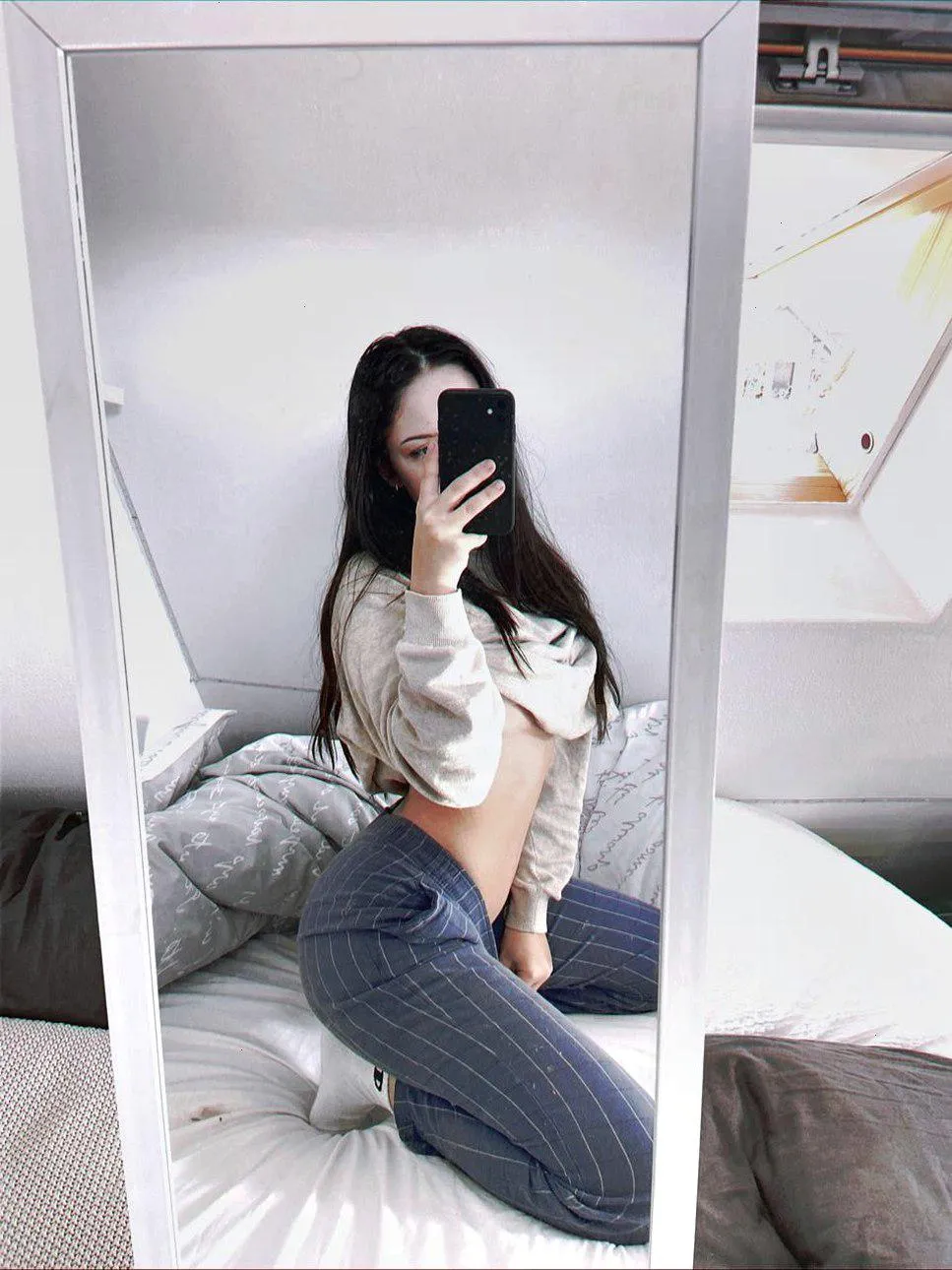 I'm starting to like mirror selfies they weren't really my thing but i really like this one, also just noticed i added a little weight in my butt but i'm also getting fatter in general, i might have to start working out but i'm hoping my body is stil