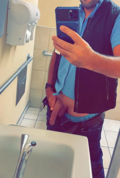 [M] Who enjoys taking work selfies?