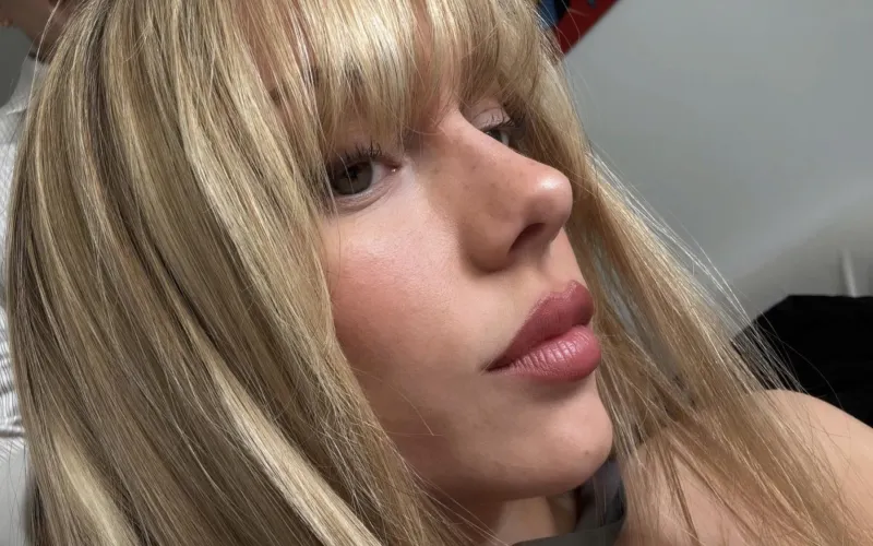 What a beautiful girl. Those lips are amazing