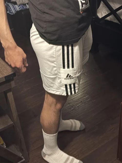 Who else likes to freeball in shorts ? ;)