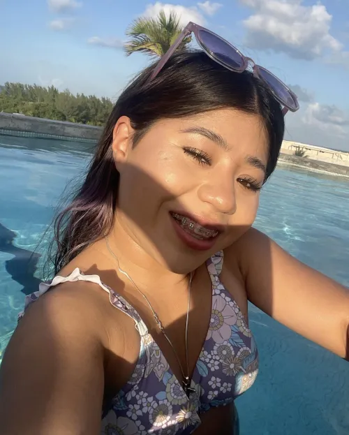 who's into 4 feet petite with braces