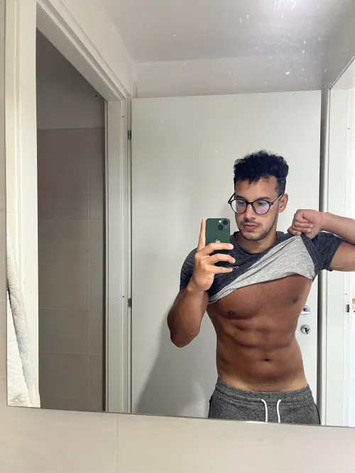 Big brown guys lovers are u here