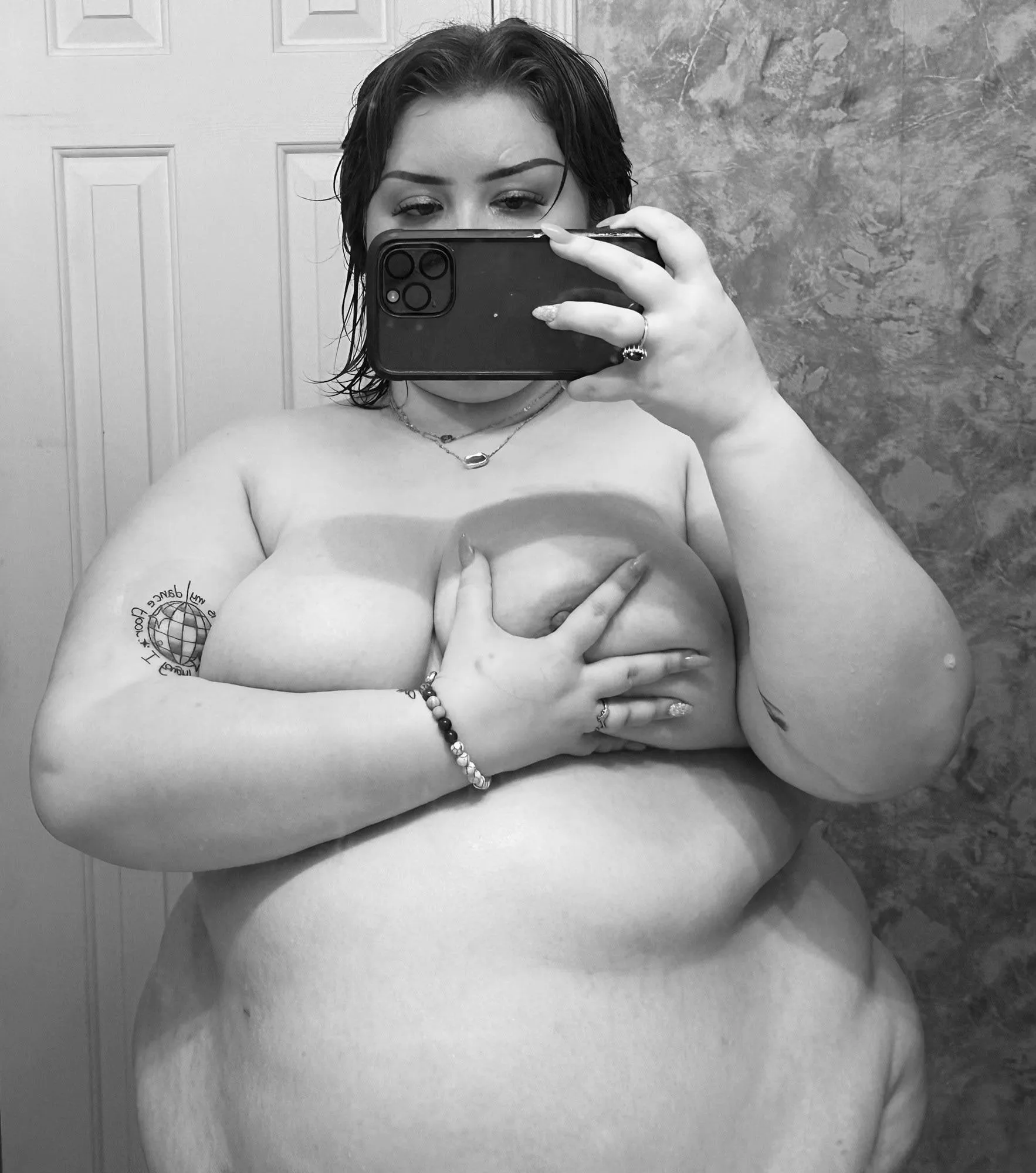 comment if you wanna play with my tits and belly 🥰🥰