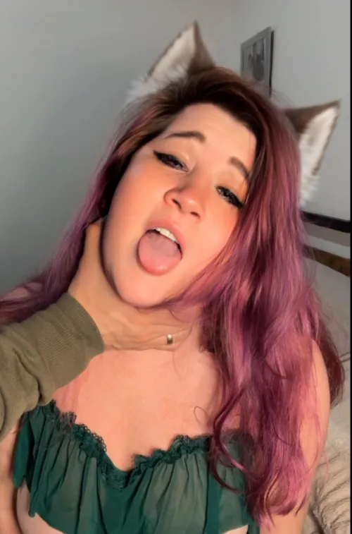 I love it when he chokes me and calls me Daddy’s good girl 😈