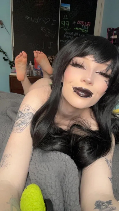 Emo girls do the best “pose”