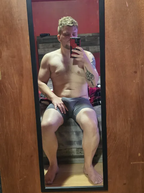 It's Sunday, be a good girl and come back to bed..