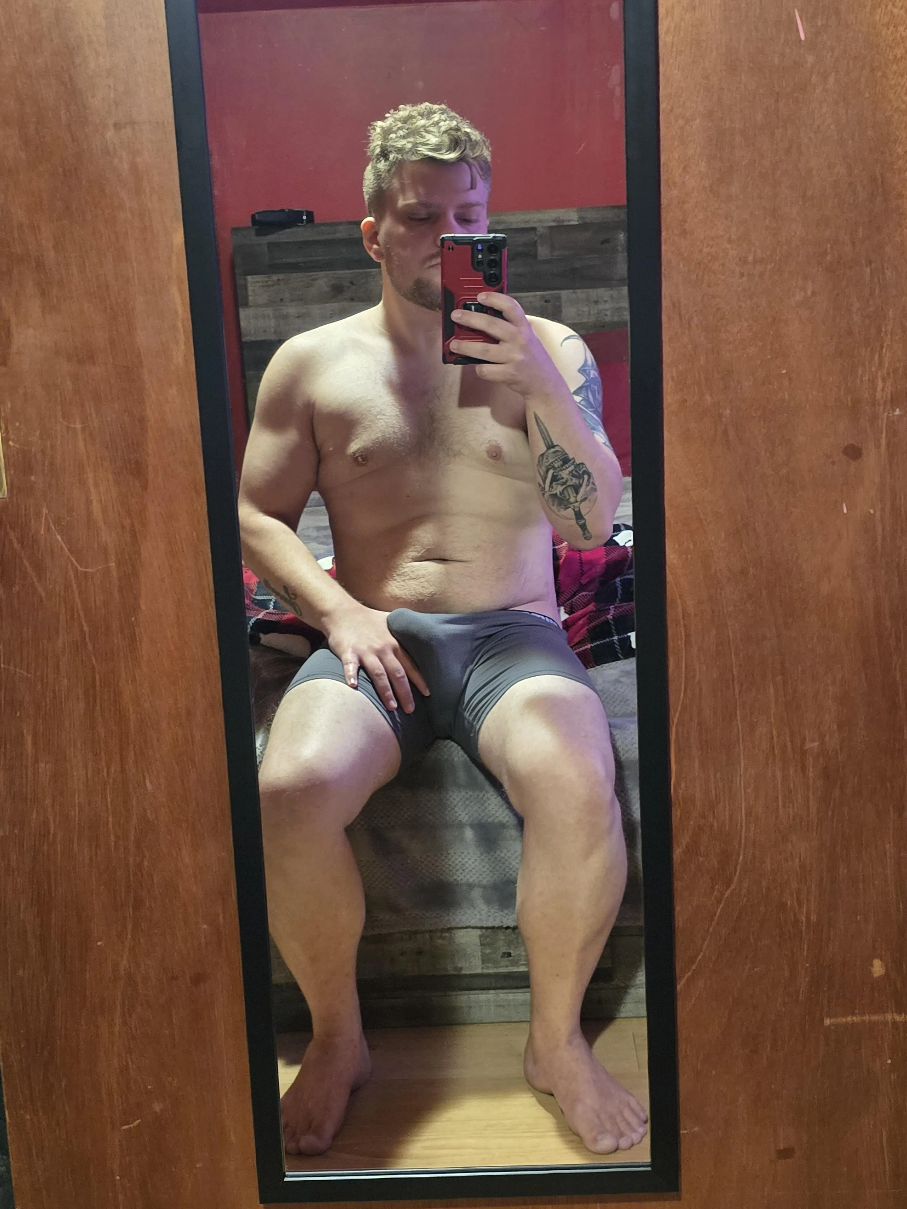 It's Sunday, be a good girl and come back to bed..