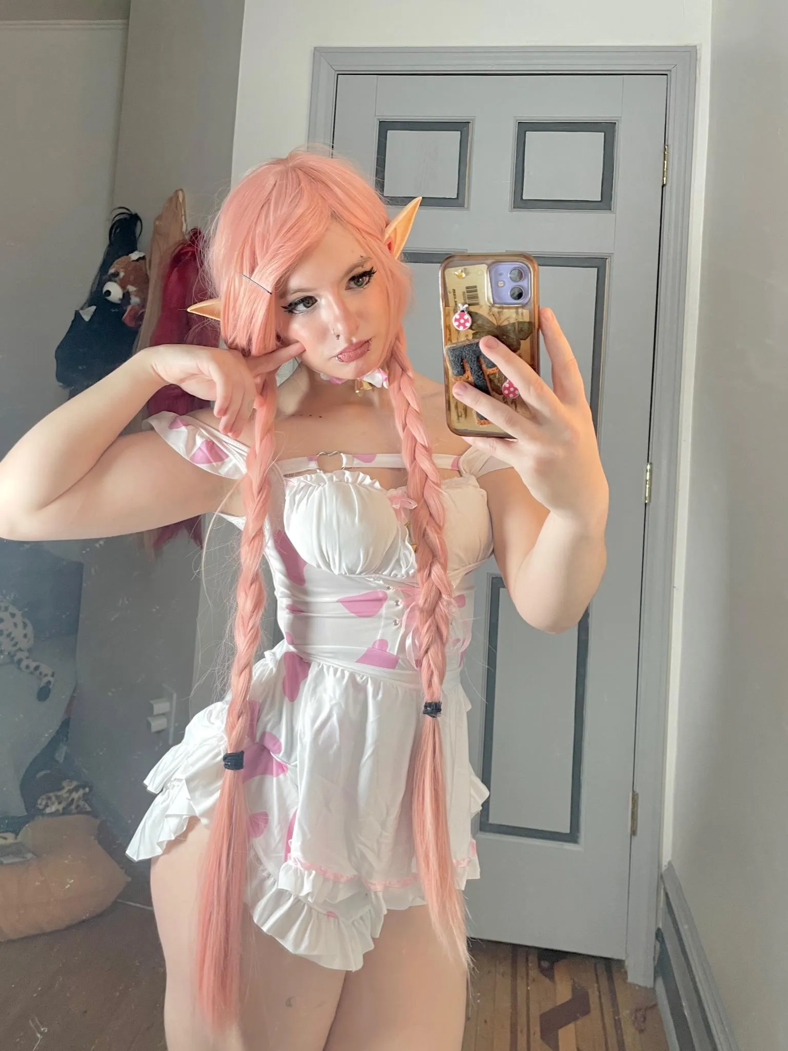 just a playful elf girl who luvs a good stripping game ;)