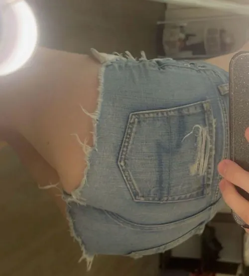 Just me in my little Jean shorts chillin :33🖤