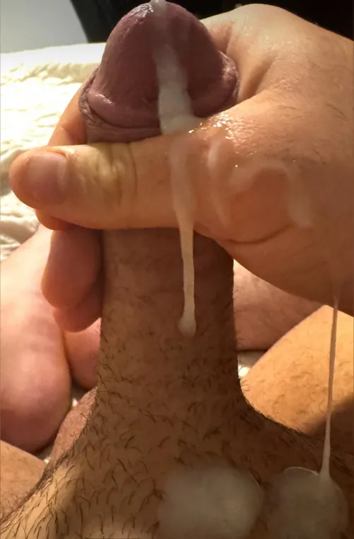 (M) looking for females and single mums single who can swallow this ???