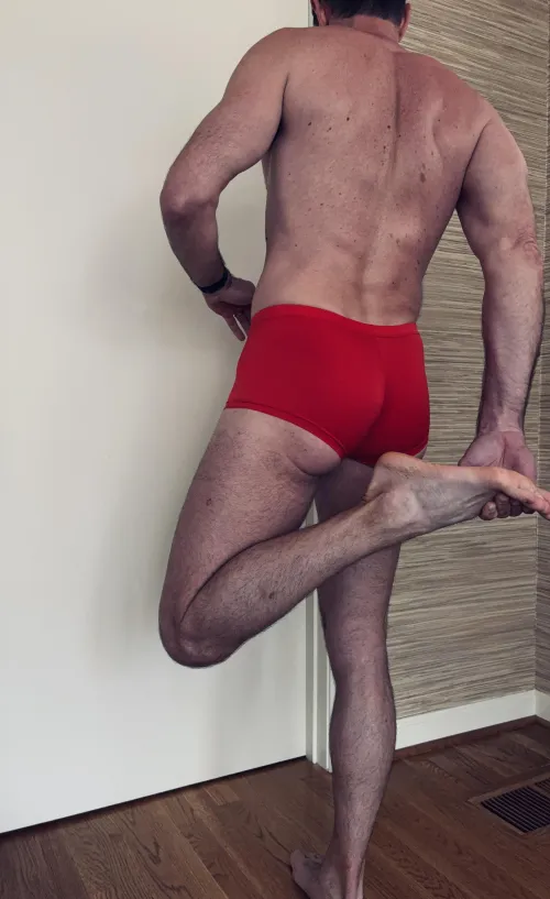 Stretching is i(m)portent before a workout. Care to join me? #253